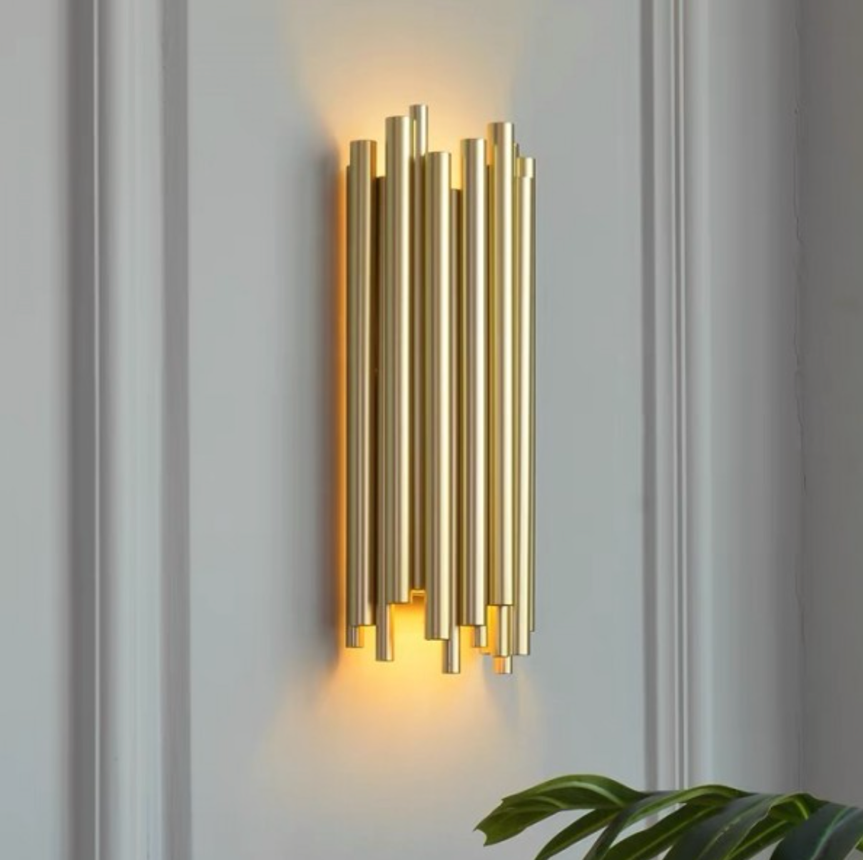 Moderne Wandlampe aus Messingrohr