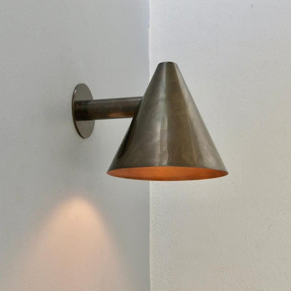 Coniva minimalistische Wandleuchte aus Messing in Kegelform
