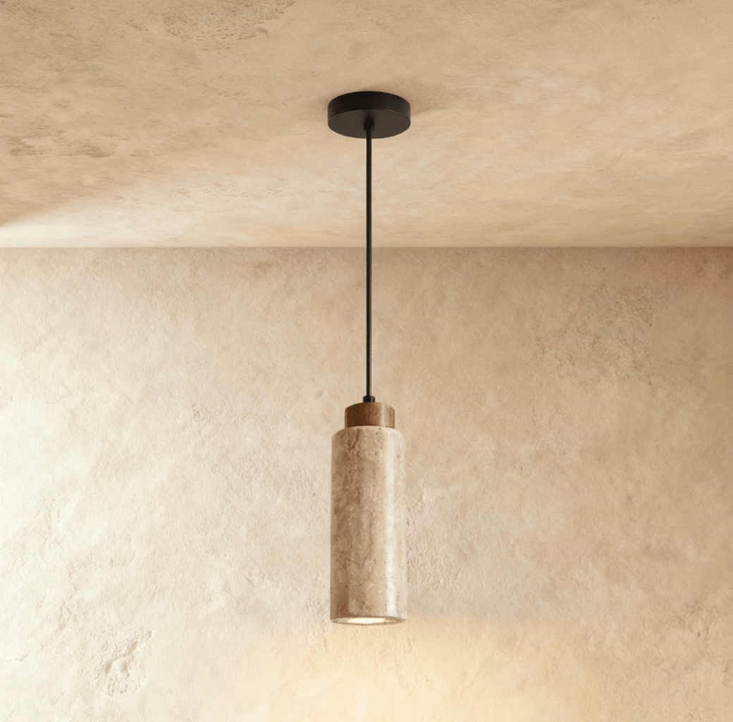 Schlanke Pendelleuchte aus Travertin und Holz