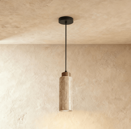 Schlanke Pendelleuchte aus Travertin und Holz