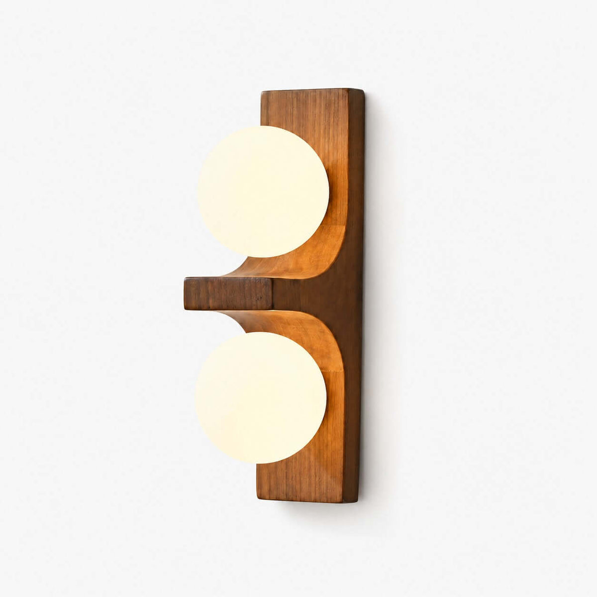 Wandlampe aus Holz mit zwei Kugeln