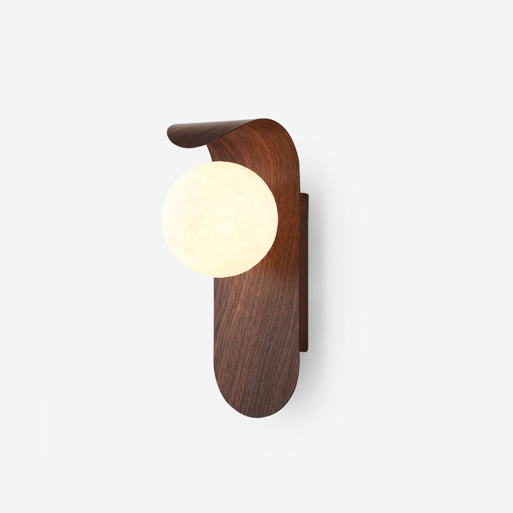 Minimalistische Velmara-Holz-Wandleuchte in Globusform