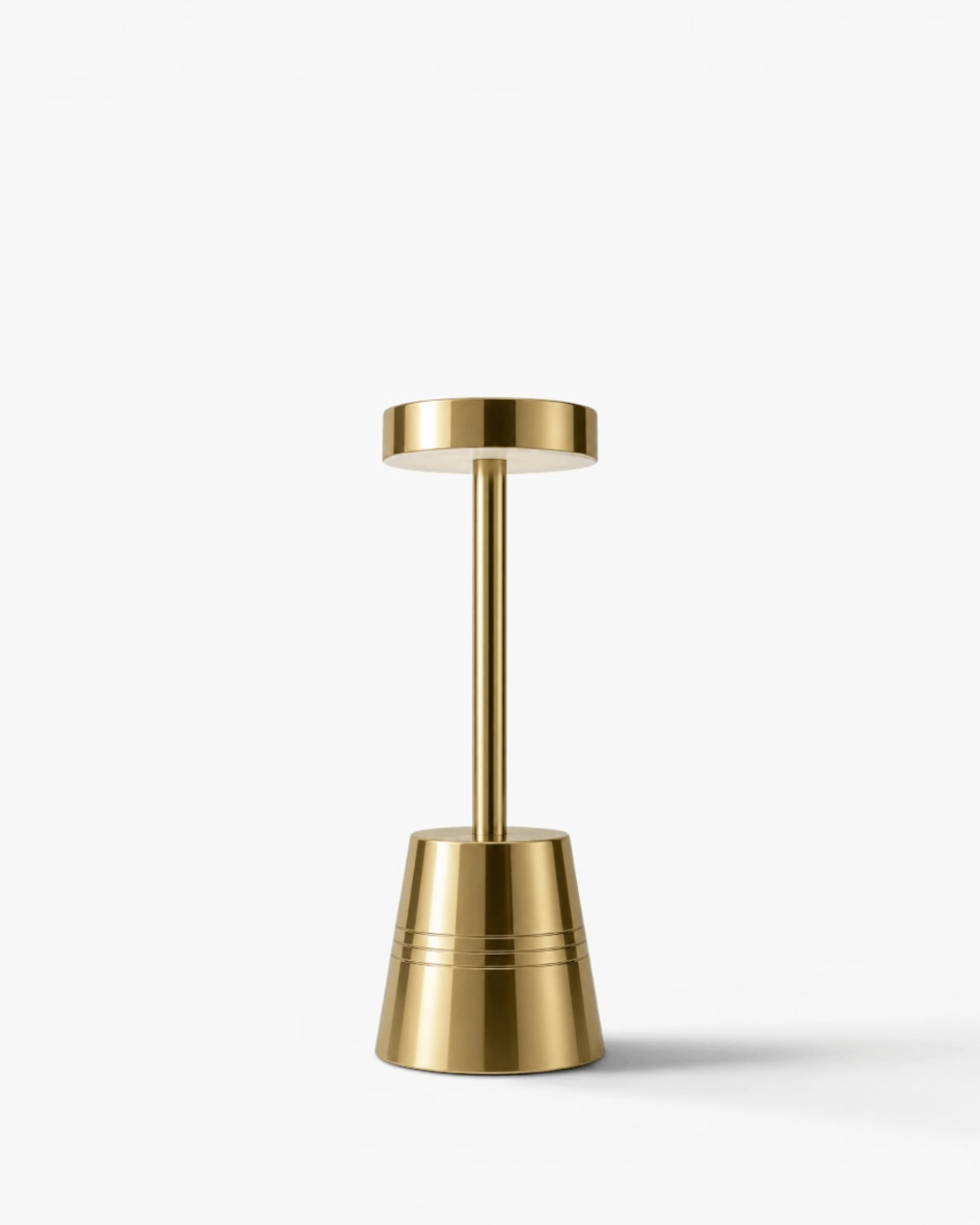 Kabellose Tischlampe mit Messingscheibe