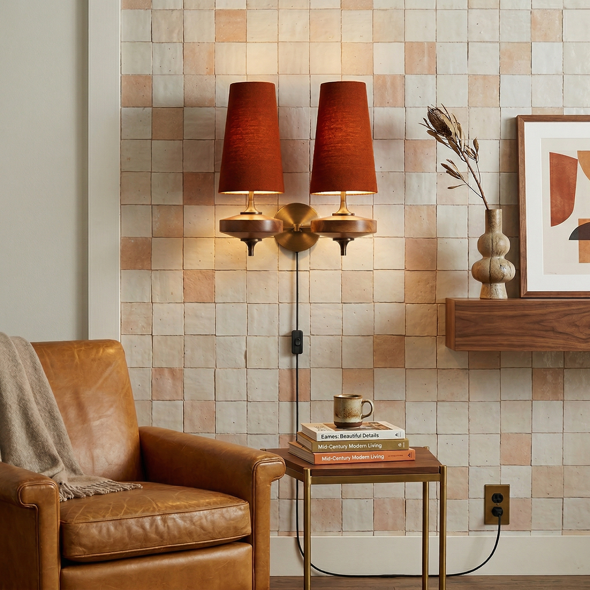Wandlampe zum Einstecken aus Walnussholz und Messing