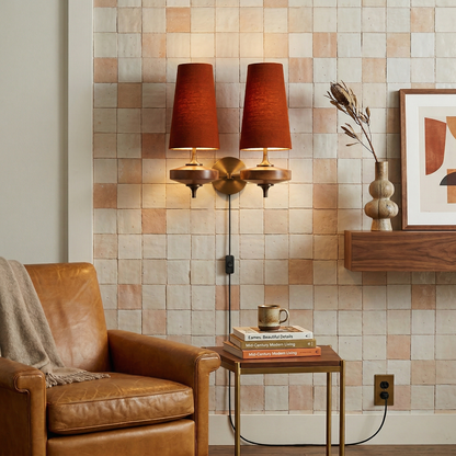 Wandlampe zum Einstecken aus Walnussholz und Messing