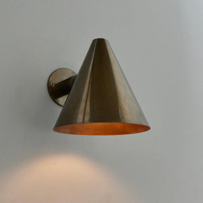Coniva minimalistische Wandleuchte aus Messing in Kegelform