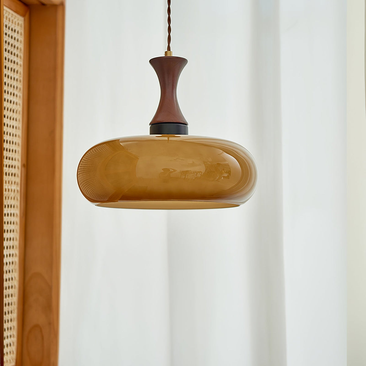 Stecker-Pendelleuchte aus Bernsteinglas