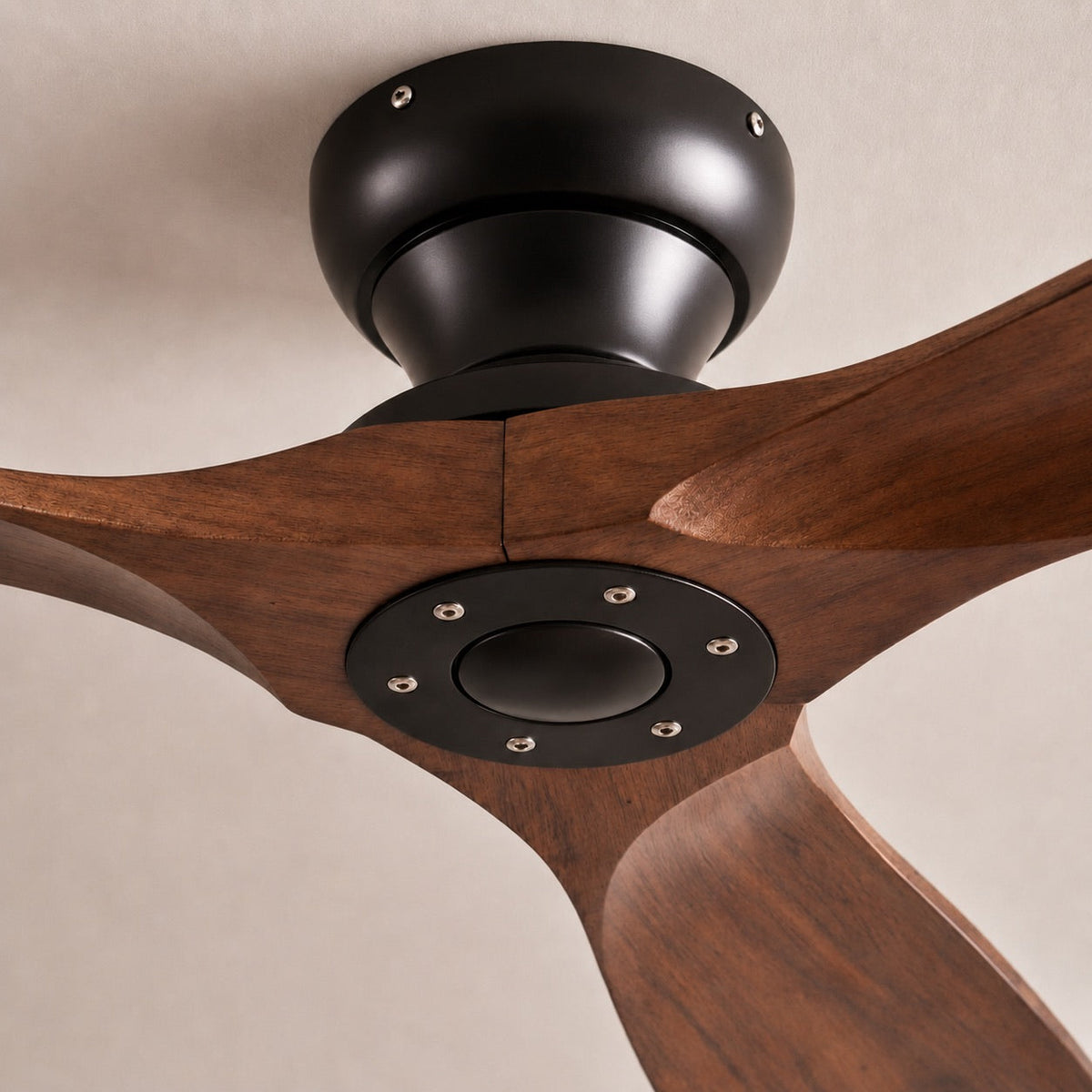 Deckenventilator mit drei Holzflügeln