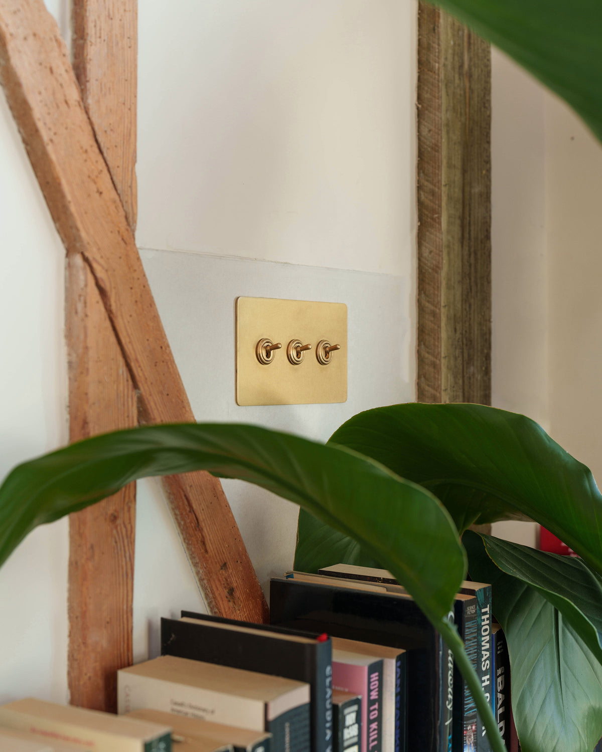Sennaro minimalistischer Messing-Kippschalter, 3-fach
