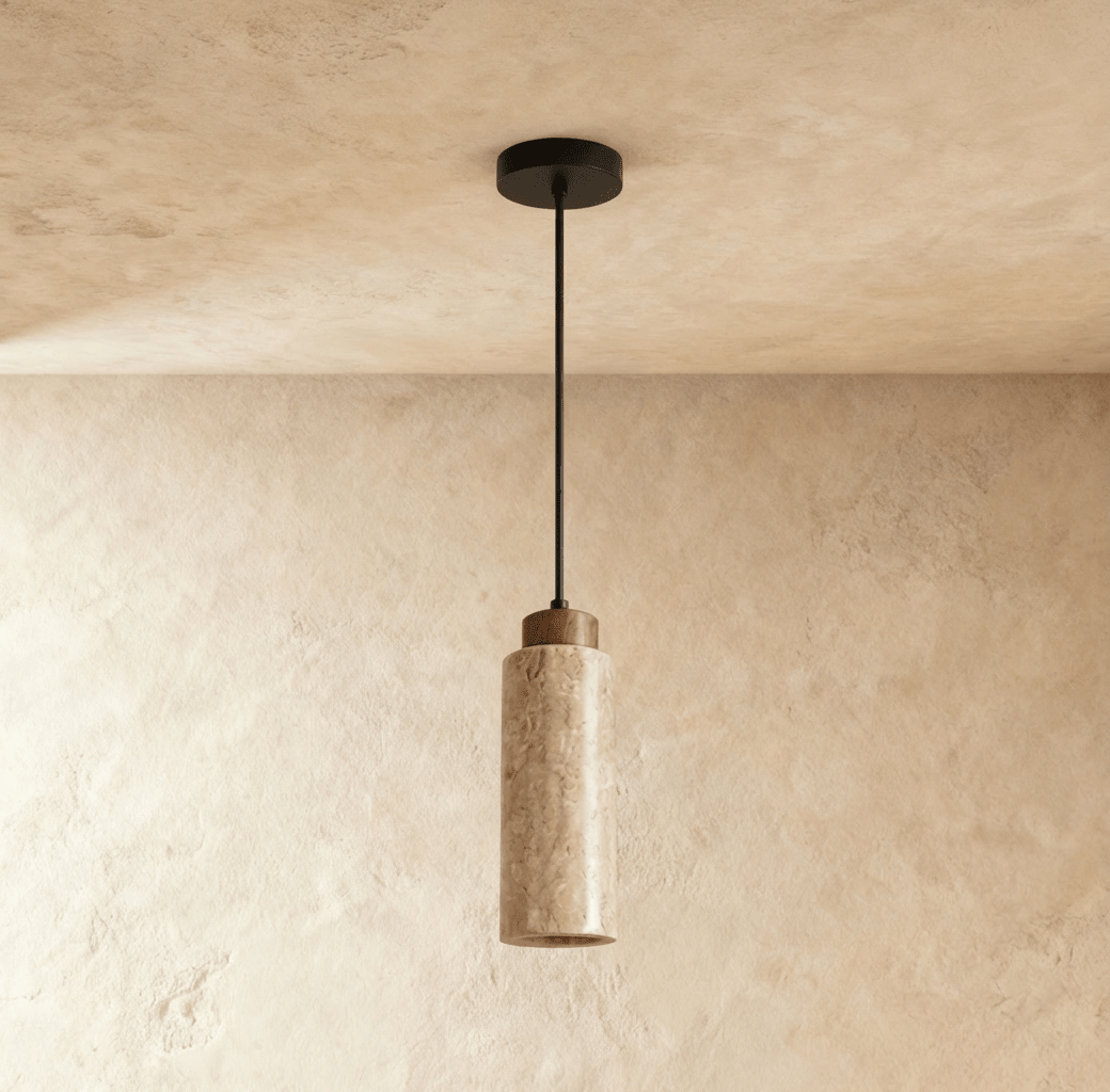 Schlanke Pendelleuchte aus Travertin und Holz