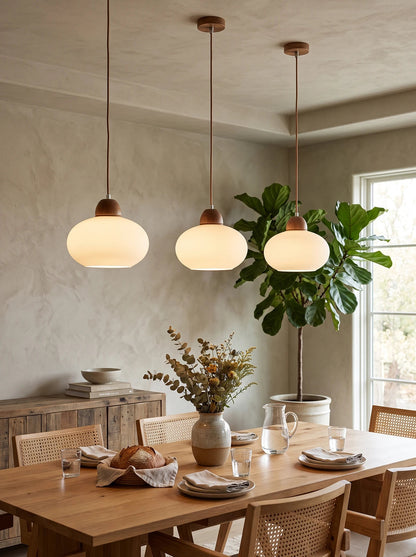 Pendelleuchte aus Milchglas und Holz