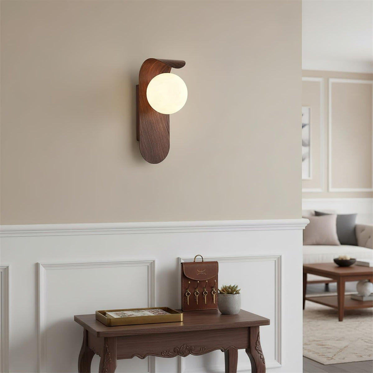 Minimalistische Velmara-Holz-Wandleuchte in Globusform
