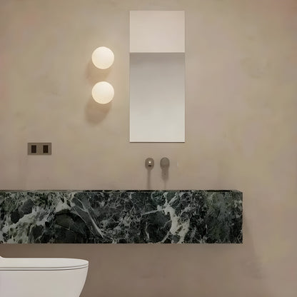 Orbelle minimalistische Wandleuchte aus Milchglas