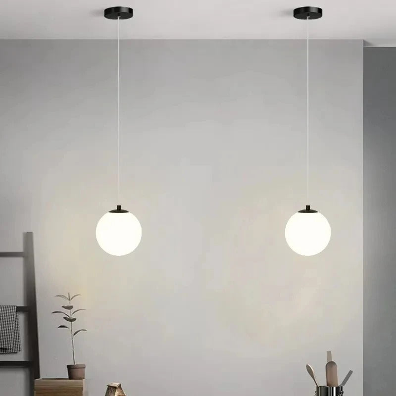 Nordische Pendelleuchte Solvara mit Opalglas-Kugel