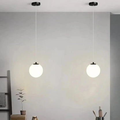 Nordische Pendelleuchte Solvara mit Opalglas-Kugel