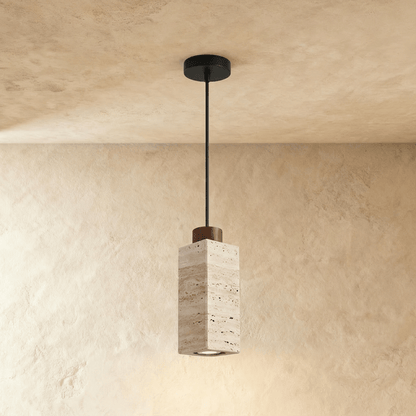 Schlanke Pendelleuchte aus Travertin und Holz