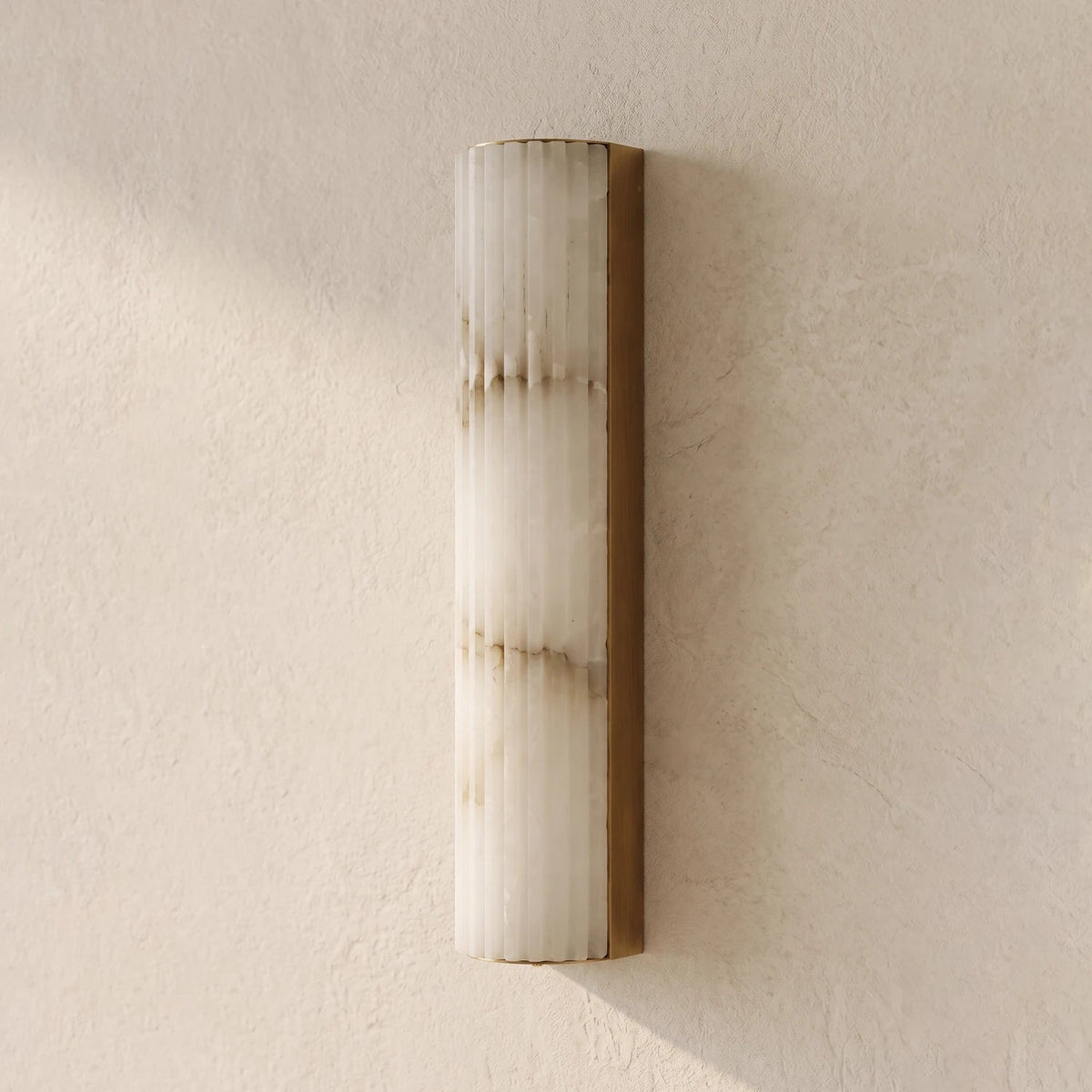 Minimalistische geriffelte Alabaster-Wandleuchte Rivenna
