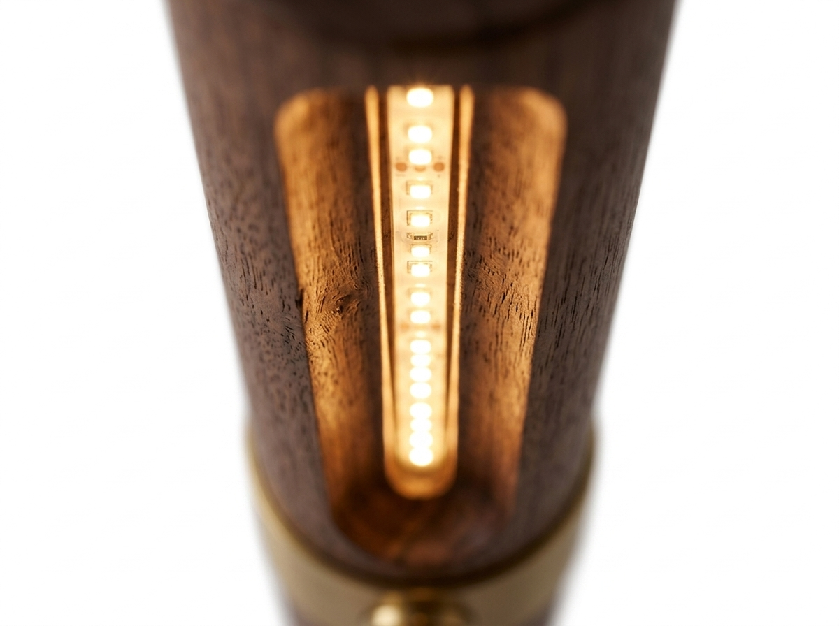 Pravena Mid-Century-Messing-Tischlampe