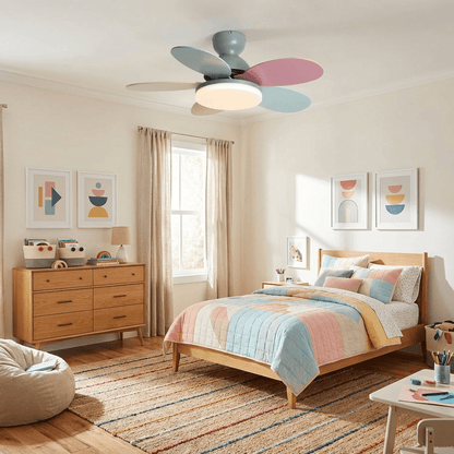 Deckenventilator mit blütenförmigen Holzflügeln