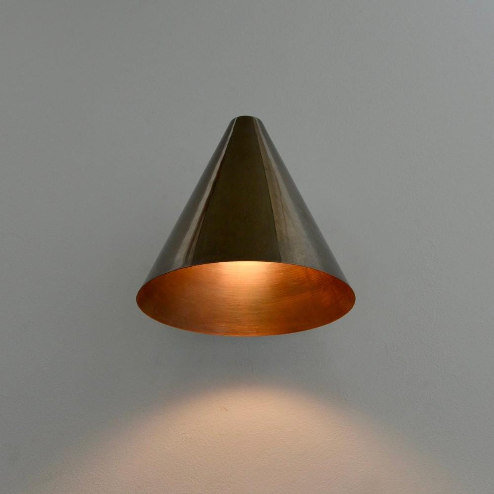 Coniva minimalistische Wandleuchte aus Messing in Kegelform