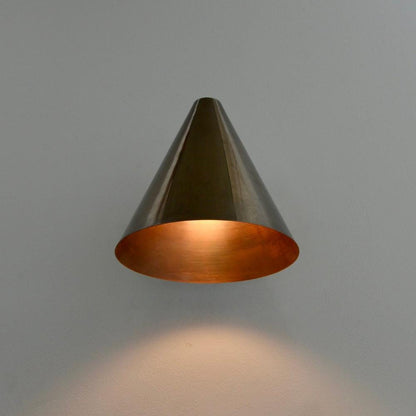 Coniva minimalistische Wandleuchte aus Messing in Kegelform
