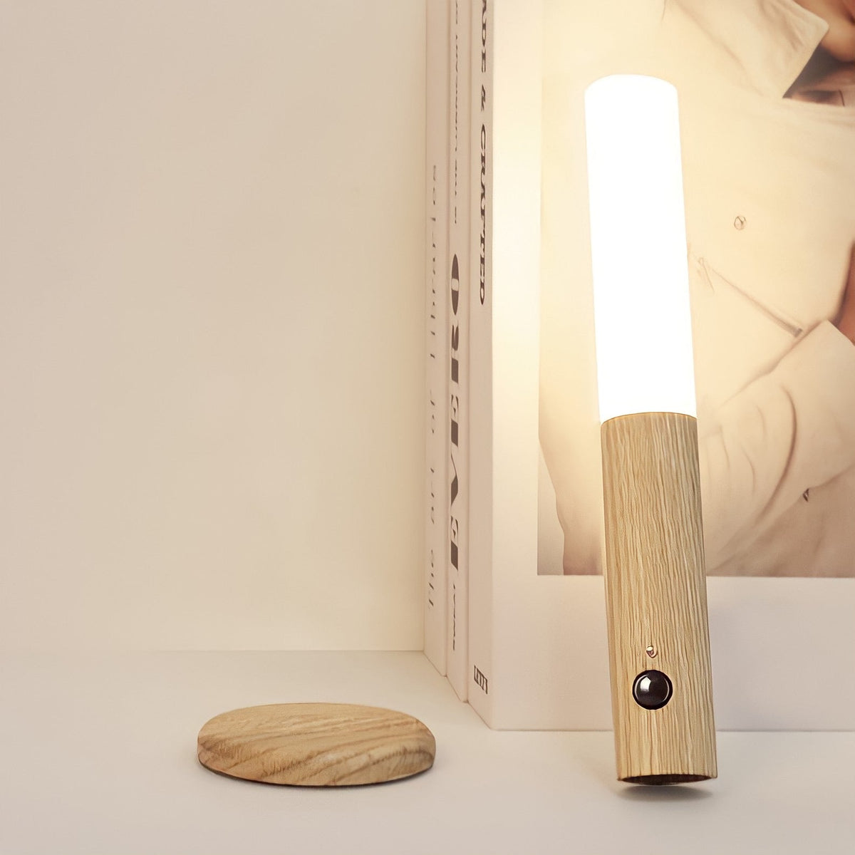 Schlanke kabellose Wandleuchte aus Holz