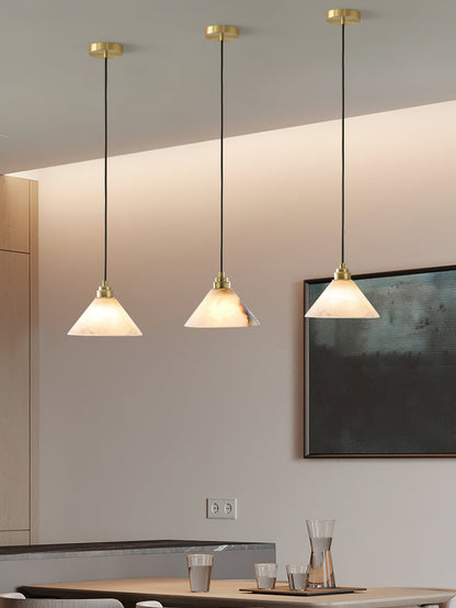 Pendelleuchte mit Alabasterkegel aus Messing