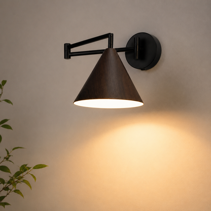 Linnoro skandinavische Wandleuchte mit Holzoptik und Schwenkarm