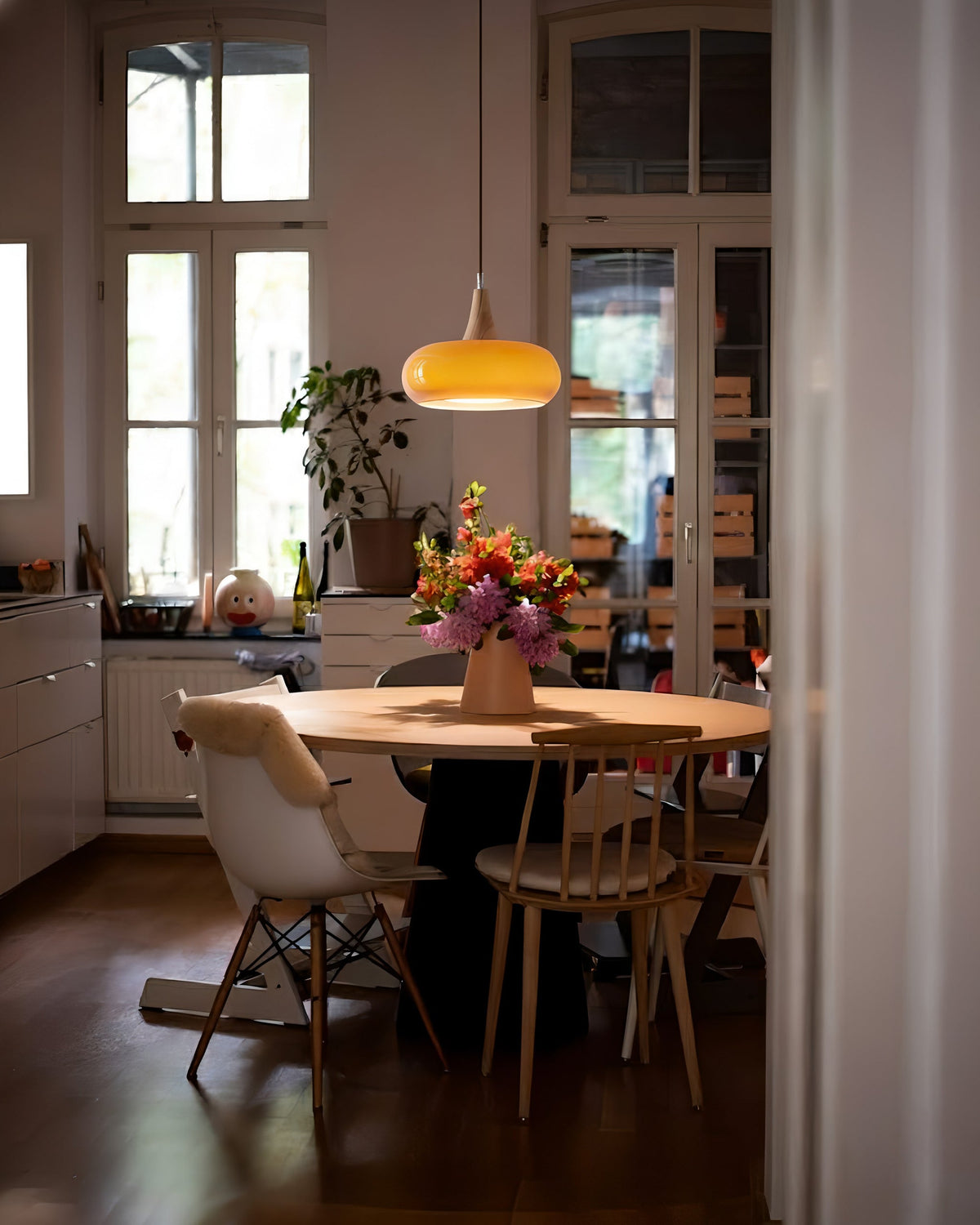 Pendelleuchte aus Kieselglas und Holz