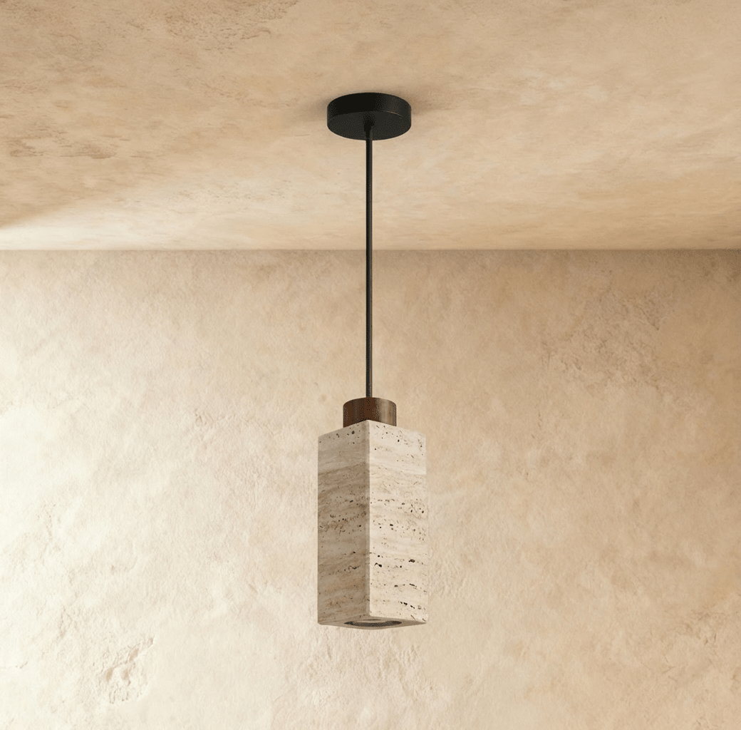 Schlanke Pendelleuchte aus Travertin und Holz