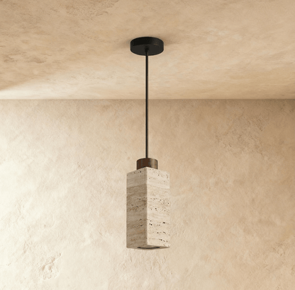 Schlanke Pendelleuchte aus Travertin und Holz