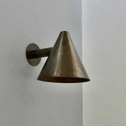 Coniva minimalistische Wandleuchte aus Messing in Kegelform