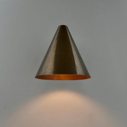 Coniva minimalistische Wandleuchte aus Messing in Kegelform