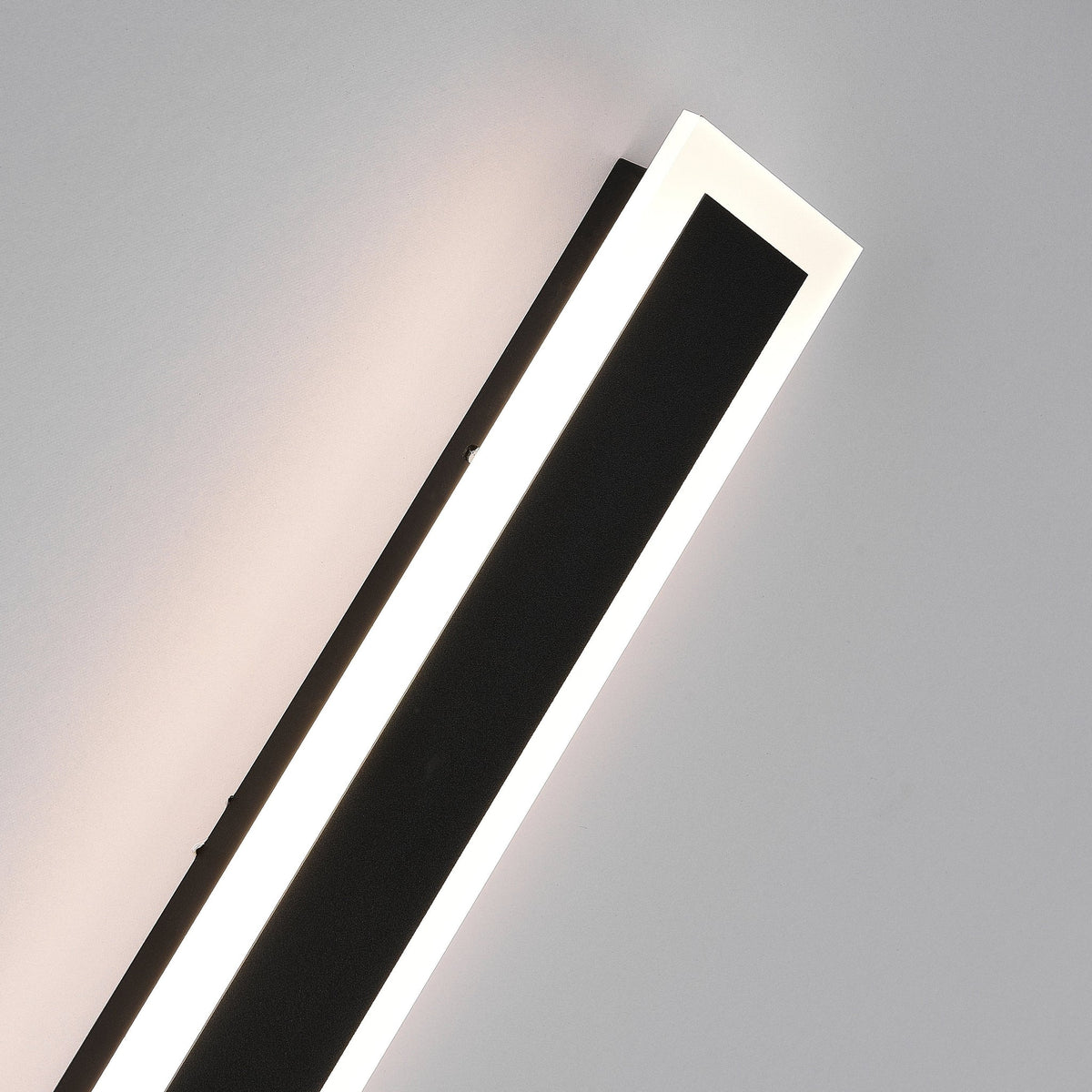 Minimalistische Außenwandleuchte mit Acrylabdeckung von Halvenn