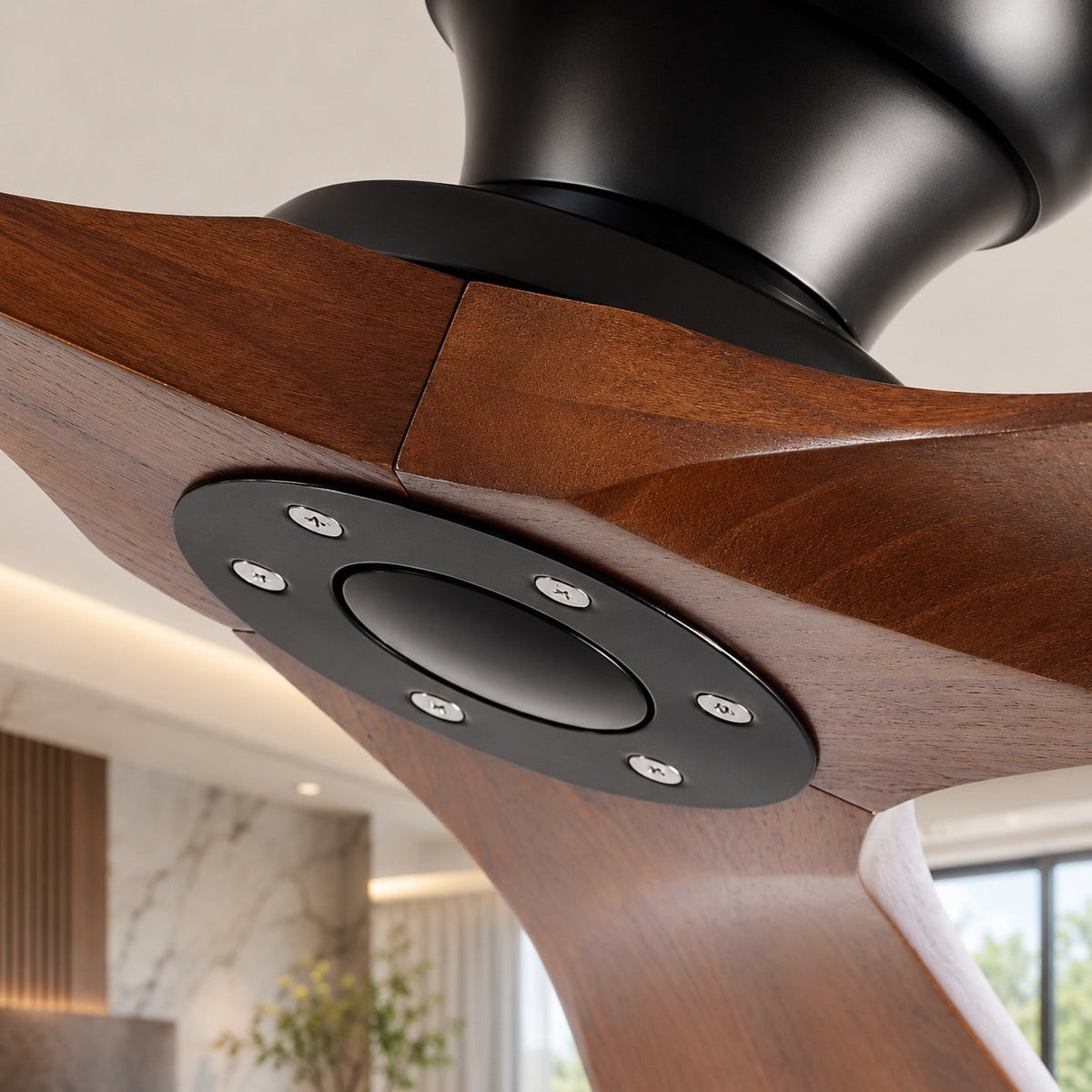 Deckenventilator mit drei Holzflügeln