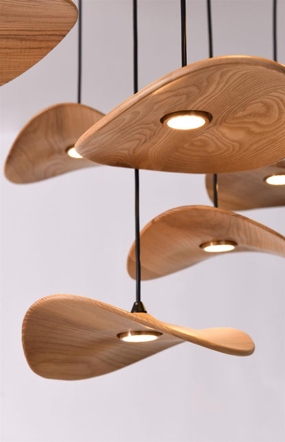 Wellenförmige Pendelleuchte aus Holz mit Blattmotiv