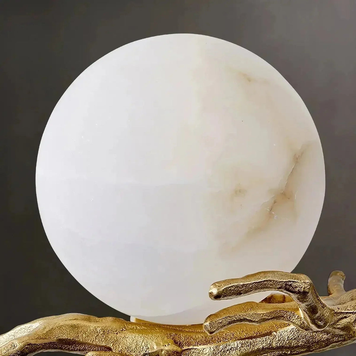 Wandleuchte mit Messingarm und Alabasterglas