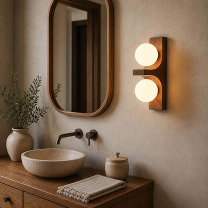 Wandlampe aus Holz mit zwei Kugeln