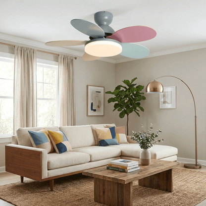 Deckenventilator mit blütenförmigen Holzflügeln