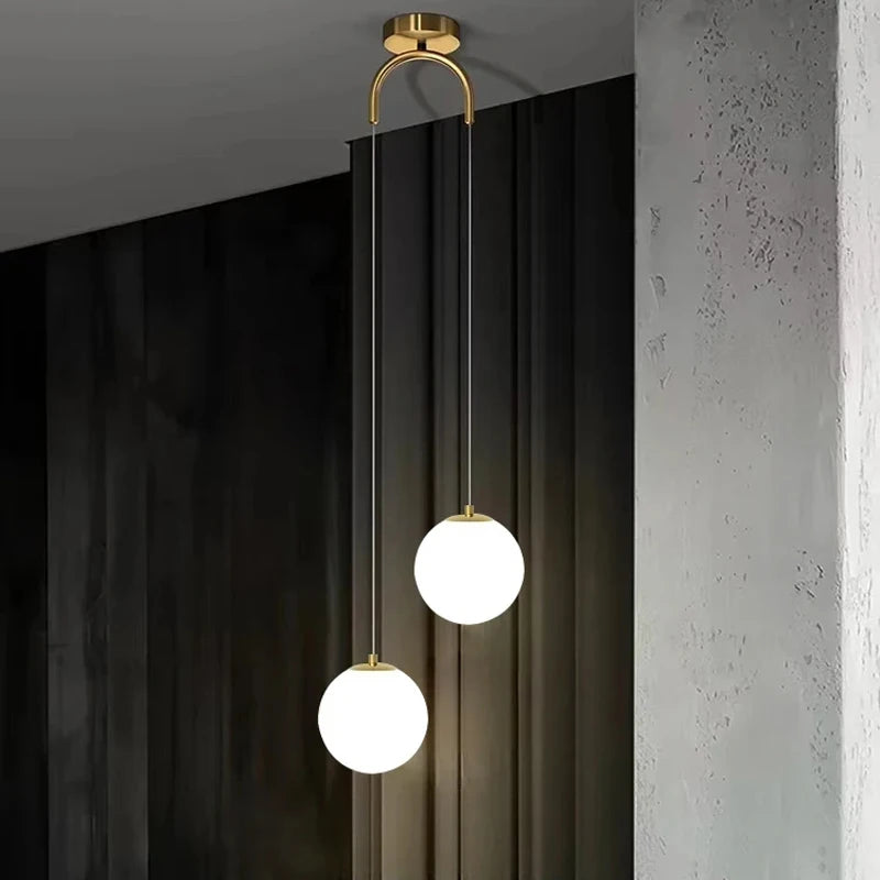 Nordische Pendelleuchte Solvara mit Opalglas-Kugel
