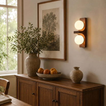 Wandlampe aus Holz mit zwei Kugeln