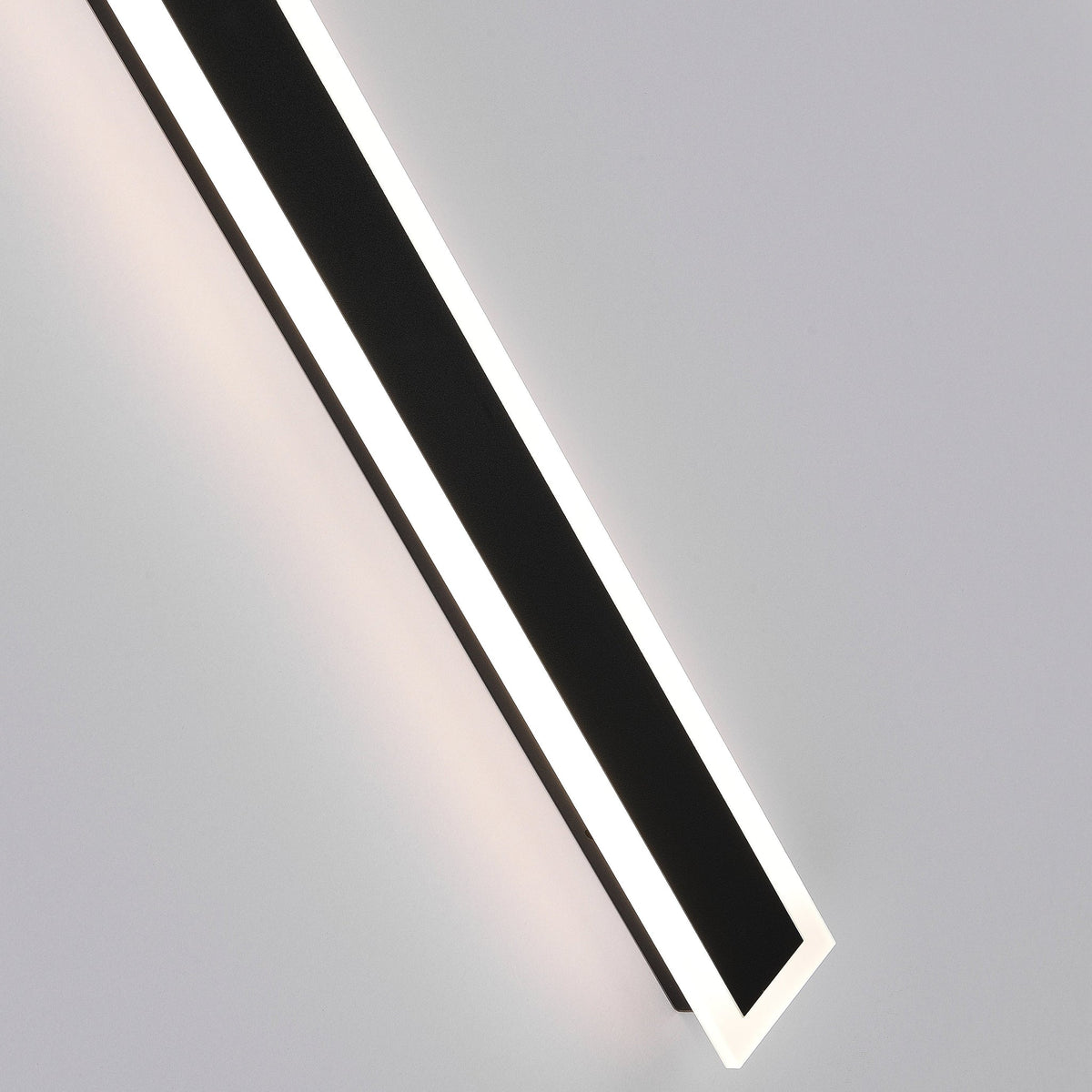 Minimalistische Außenwandleuchte mit Acrylabdeckung von Halvenn