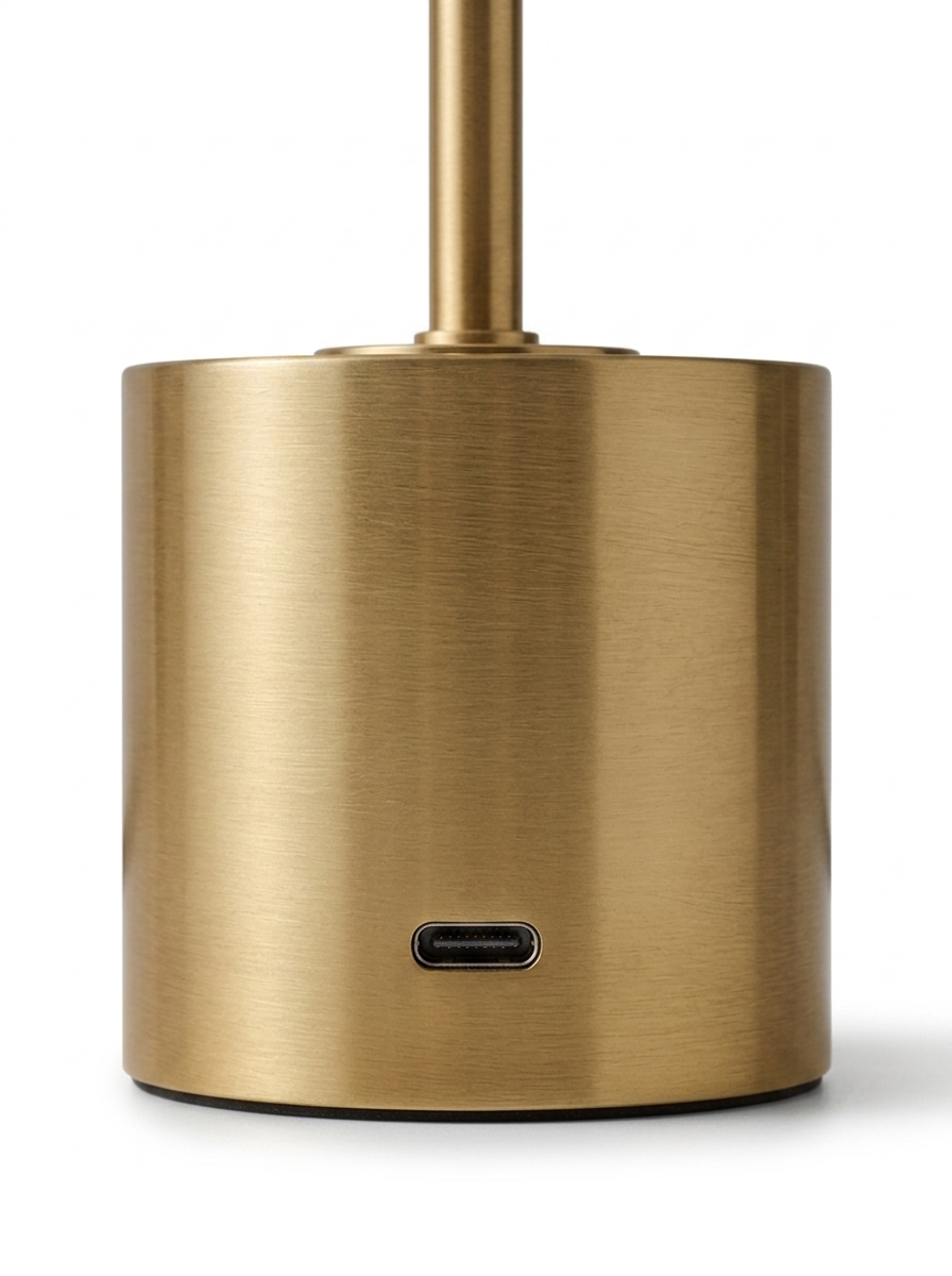 Pravena Mid-Century-Messing-Tischlampe