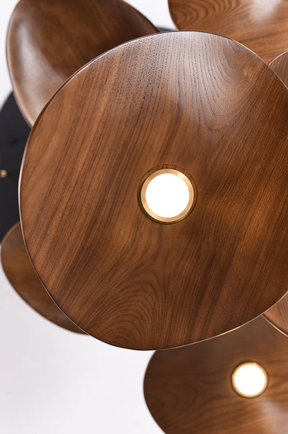 Wellenförmige Pendelleuchte aus Holz mit Blattmotiv