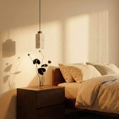 Schlanke Pendelleuchte aus Travertin und Holz