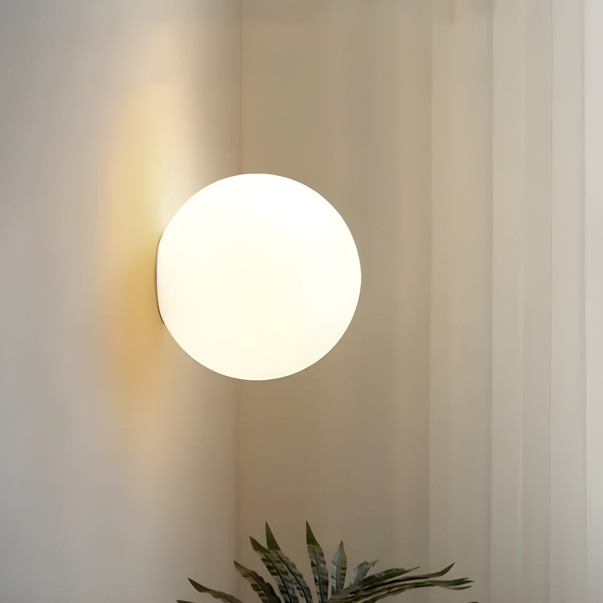 Orbelle minimalistische Wandleuchte aus Milchglas