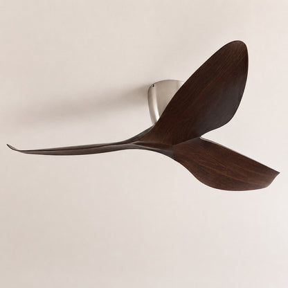 Geformter Deckenventilator mit Flügeln