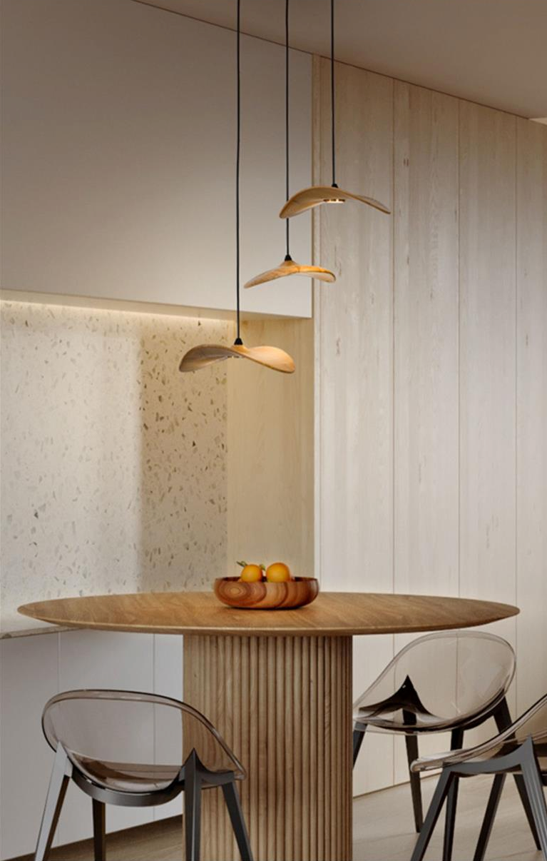 Wellenförmige Pendelleuchte aus Holz mit Blattmotiv