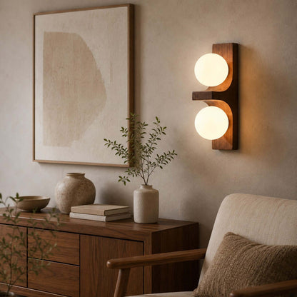 Wandlampe aus Holz mit zwei Kugeln