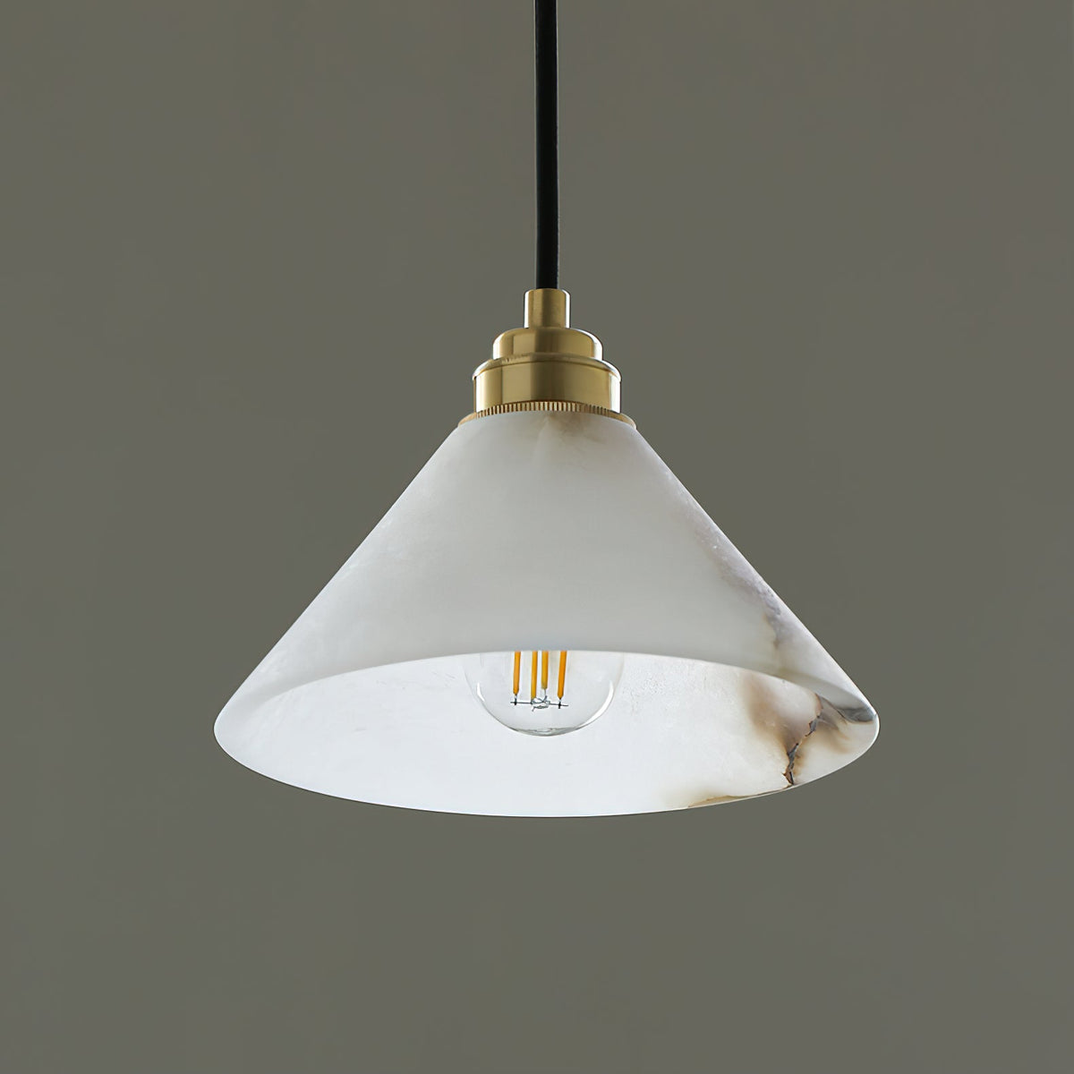 Pendelleuchte mit Alabasterkegel aus Messing